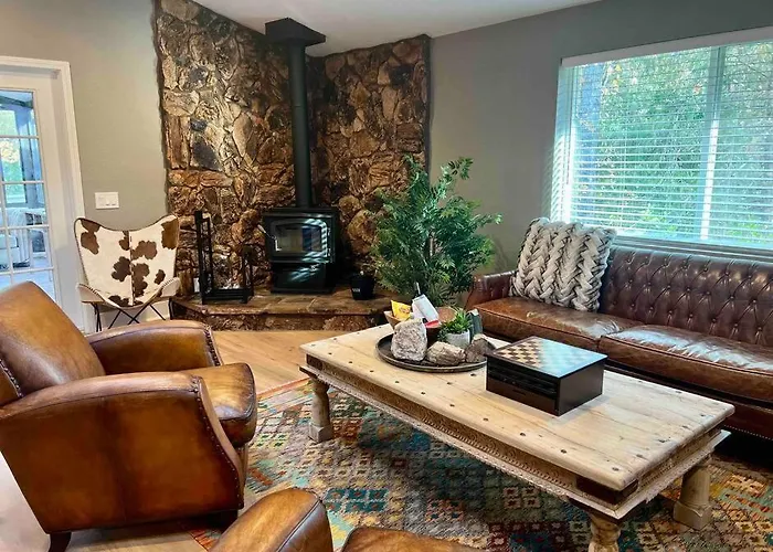 Near Yosemite, A Tranquil Getaway With Creek Frontage