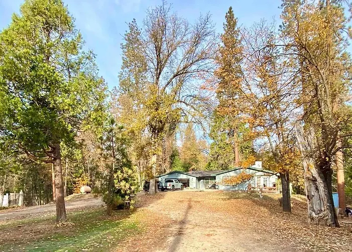 Near Yosemite, A Tranquil Getaway With Creek Frontage