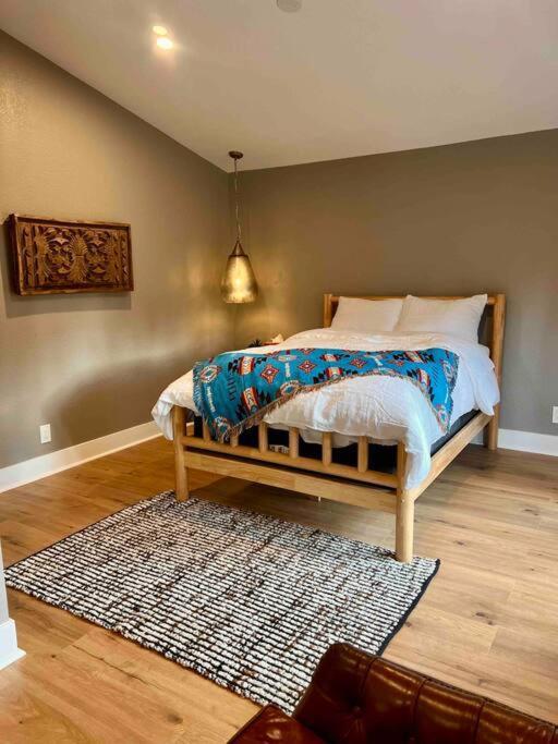 Near Yosemite, A Tranquil Getaway With Creek Frontage Villa *