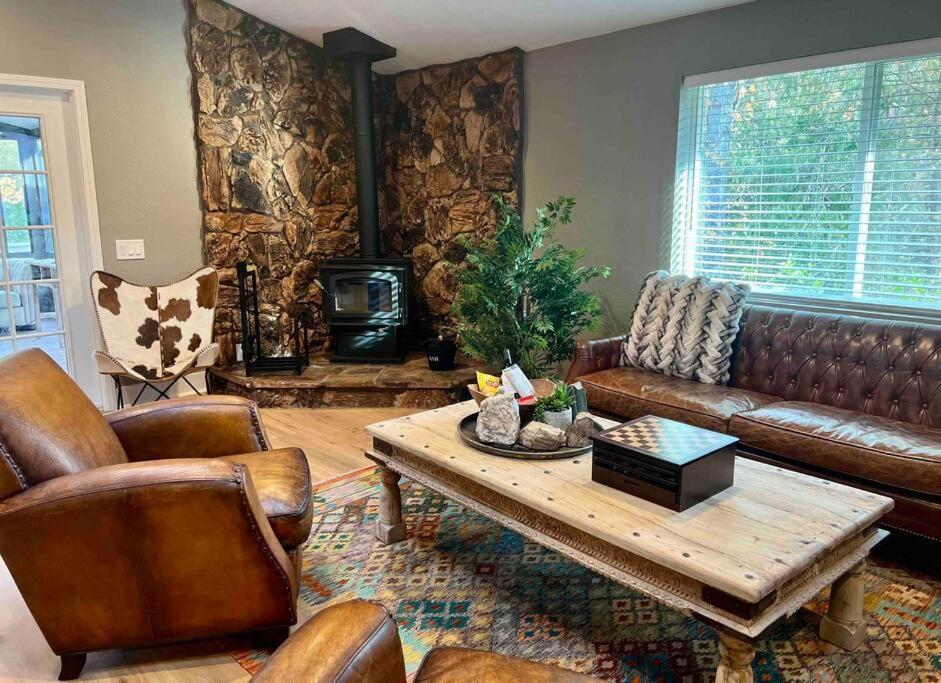 Near Yosemite, A Tranquil Getaway With Creek Frontage