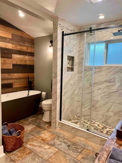 Near Yosemite, A Tranquil Getaway With Creek Frontage Villa