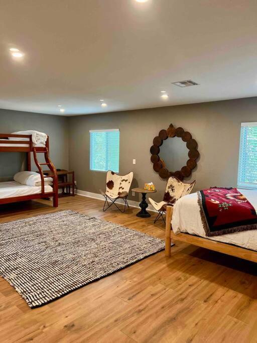 Near Yosemite, A Tranquil Getaway With Creek Frontage Oakhurst